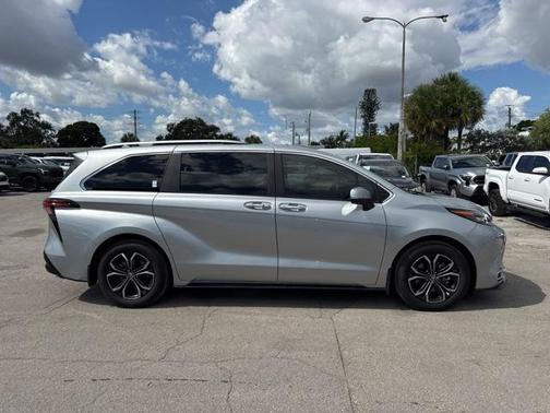 2025 Toyota Sienna Platinum 7 Passenger