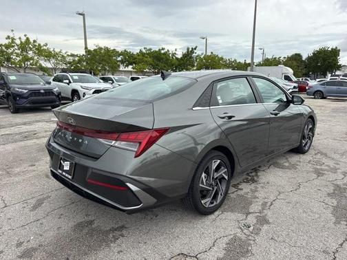 2025 Hyundai ELANTRA SEL