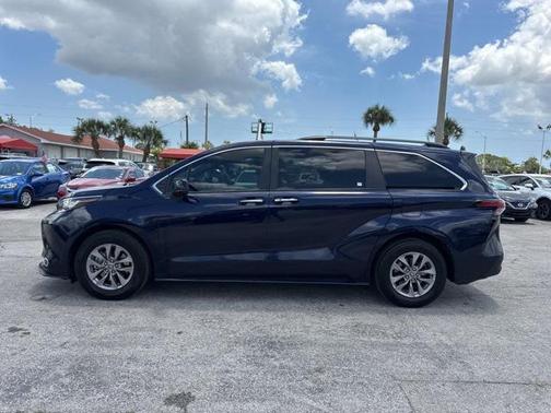 2022 Toyota Sienna XLE 8 Passenger