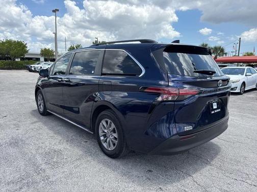 2022 Toyota Sienna XLE 8 Passenger