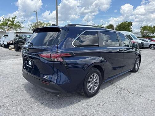 2022 Toyota Sienna XLE 8 Passenger