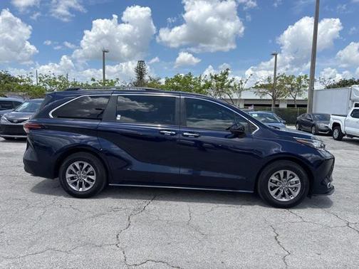 2022 Toyota Sienna XLE 8 Passenger