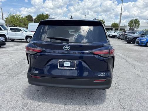 2022 Toyota Sienna XLE 8 Passenger