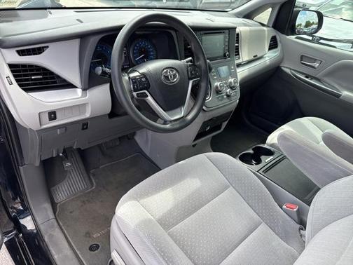 2020 Toyota Sienna LE