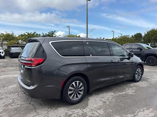 2023 Chrysler Pacifica Hybrid Touring L