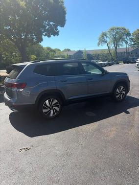 Platinum Gray Metallic 2024 Volkswagen Atlas 2.0T SE w/Technology 4MOTION