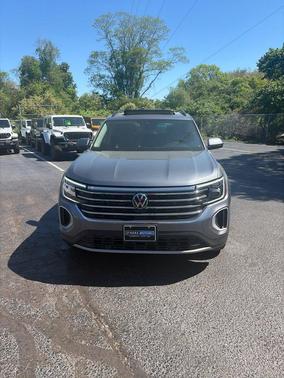 Platinum Gray Metallic 2024 Volkswagen Atlas 2.0T SE w/Technology 4MOTION