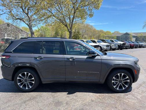 Baltic Gray Metallic Clearcoat 2023 Jeep Grand Cherokee Overland