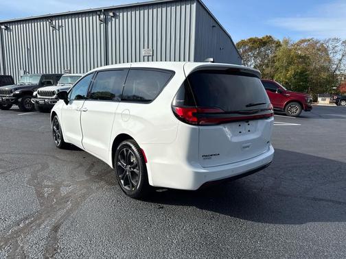 2026 Chrysler Pacifica L