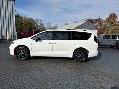 2026 Chrysler Pacifica L