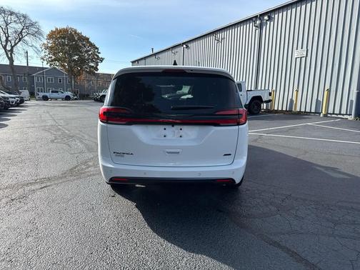 2026 Chrysler Pacifica L