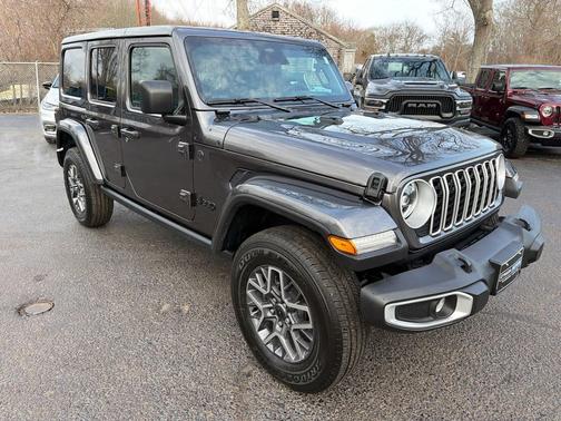 Granite Crystal Metallic Clearcoat 2025 Jeep Wrangler Sahara