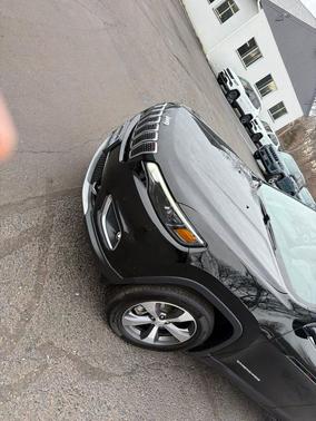 Diamond Black Crystal Pearlcoat 2021 Jeep Cherokee Limited