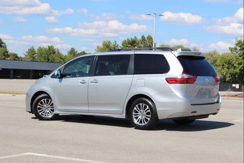 2020 Toyota Sienna XLE