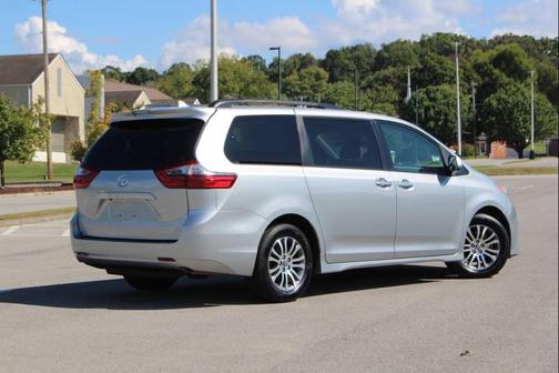 2020 Toyota Sienna XLE