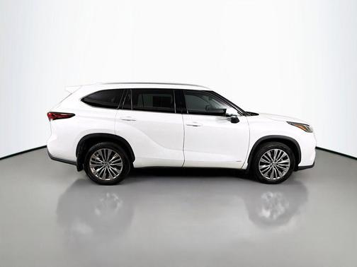 2022 Toyota Highlander Hybrid Platinum