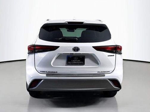 2022 Toyota Highlander Hybrid Platinum