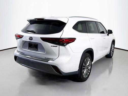 2022 Toyota Highlander Hybrid Platinum