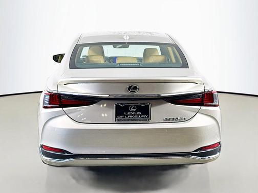 2025 Lexus ES 300h Base