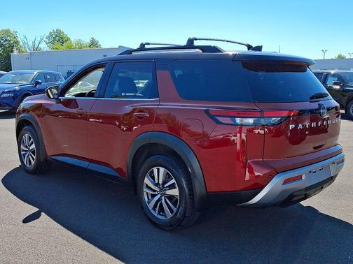 Scarlet Ember Tintcoat/Super Black 2023 Nissan Pathfinder SL 4WD
