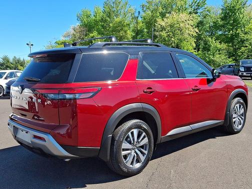 Scarlet Ember Tintcoat/Super Black 2023 Nissan Pathfinder SL 4WD