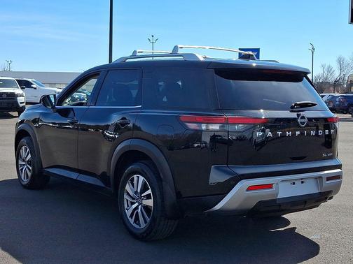 2023 Nissan Pathfinder SL 4WD