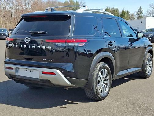 2023 Nissan Pathfinder SL 4WD