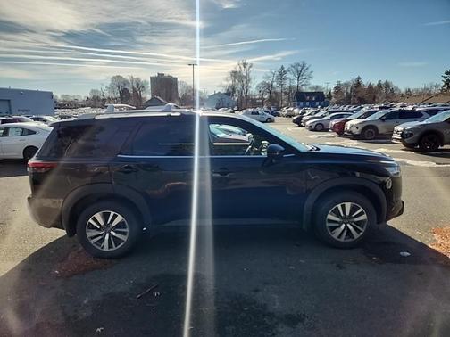 2023 Nissan Pathfinder SL 4WD