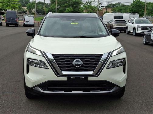 Pearl White Tricoat/Super Black 2023 Nissan Rogue SL