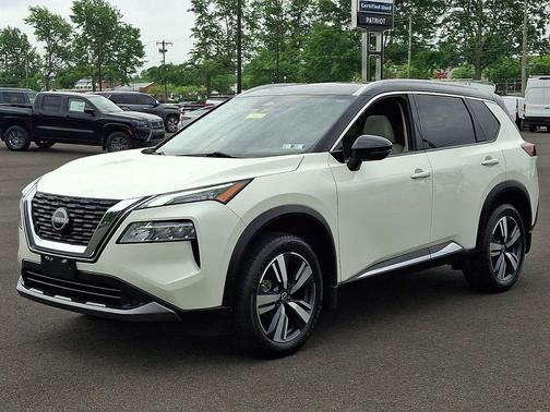 Pearl White Tricoat/Super Black 2023 Nissan Rogue SL