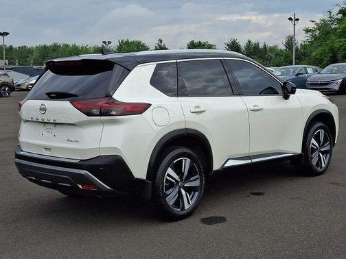 Pearl White Tricoat/Super Black 2023 Nissan Rogue SL
