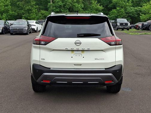 Pearl White Tricoat/Super Black 2023 Nissan Rogue SL
