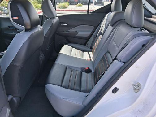 Aspen White Tricoat/Super Black 2023 Nissan Kicks SR