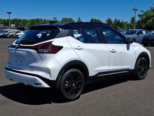 Aspen White Tricoat/Super Black 2023 Nissan Kicks SR