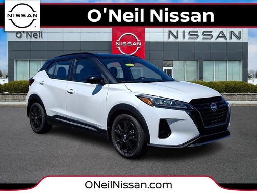 Aspen White Tricoat/Super Black 2023 Nissan Kicks SR