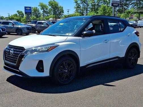 Aspen White Tricoat/Super Black 2023 Nissan Kicks SR