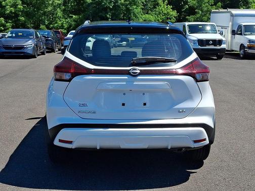 Aspen White Tricoat/Super Black 2023 Nissan Kicks SR