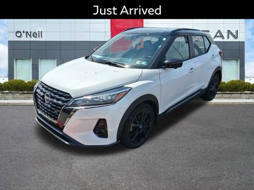 Aspen White Tricoat/Super Black 2023 Nissan Kicks SR