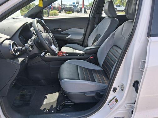 Aspen White Tricoat/Super Black 2023 Nissan Kicks SR