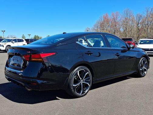 Super Black 2023 Nissan Altima SR FWD