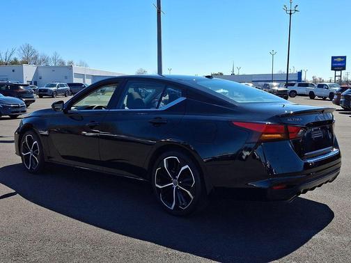 Super Black 2023 Nissan Altima SR FWD
