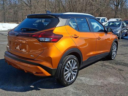 Monarch Orange Metallic/Super Black 2022 Nissan Kicks SV