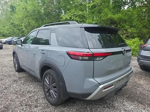 Solid Gray/Super Black 2024 Nissan Pathfinder SL 4WD