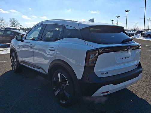 2025 Nissan Kicks SR