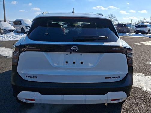 2025 Nissan Kicks SR