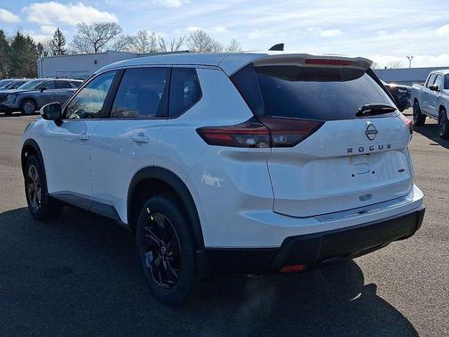 Everest White Pearl Tricoat 2026 Nissan Rogue SV