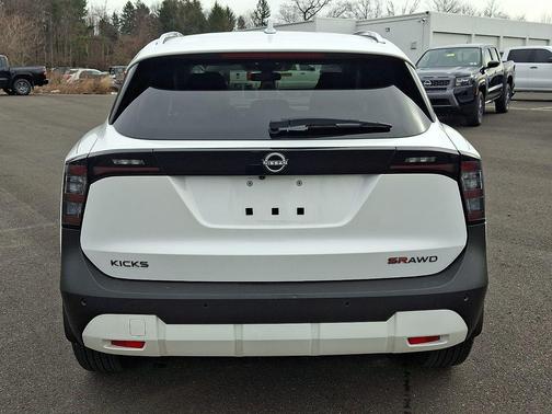 2025 Nissan Kicks SR