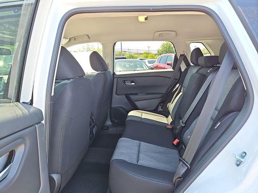 Everest White Pearl Tricoat 2026 Nissan Rogue SV