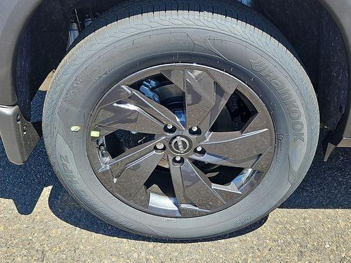 Everest White Pearl Tricoat 2026 Nissan Rogue SV