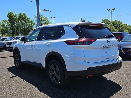 Everest White Pearl Tricoat 2026 Nissan Rogue SV